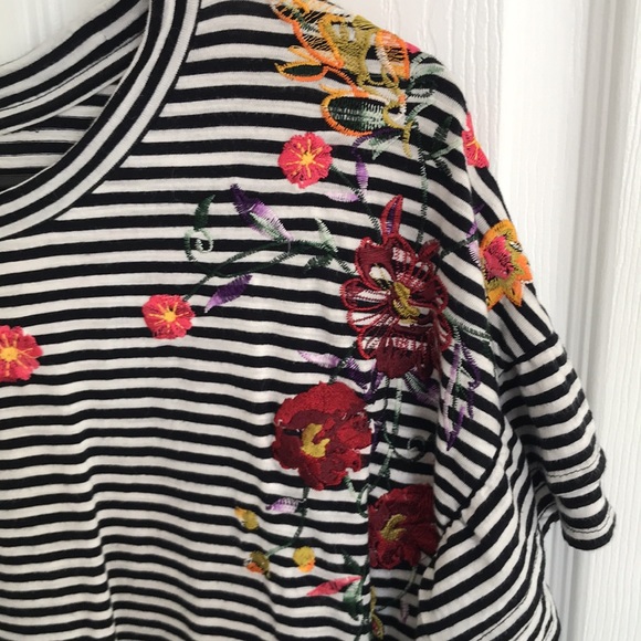 Urban Outfitters drapey floral embroidered top - Picture 2 of 5